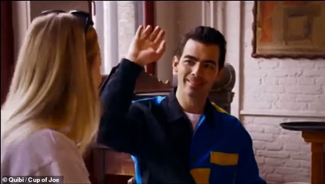 بدا الزوجان السابقان سعيدين بينما ضحك جو على رد فعل صوفي قبل أن يهتف الزوجان بالإثارة