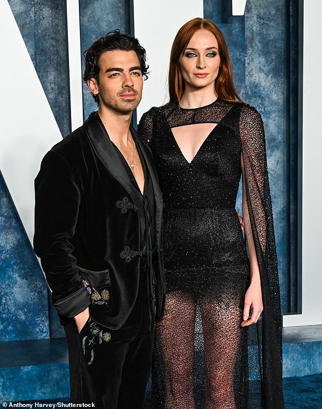 تزوجت الممثلة الشهيرة من جو السابق في عام 2019، ولديهما طفلان، ابنتان ويلا، أربعة أعوام، ودلفين، اثنان. أنهى الزوجان السابقان طلاقهما في سبتمبر 2024