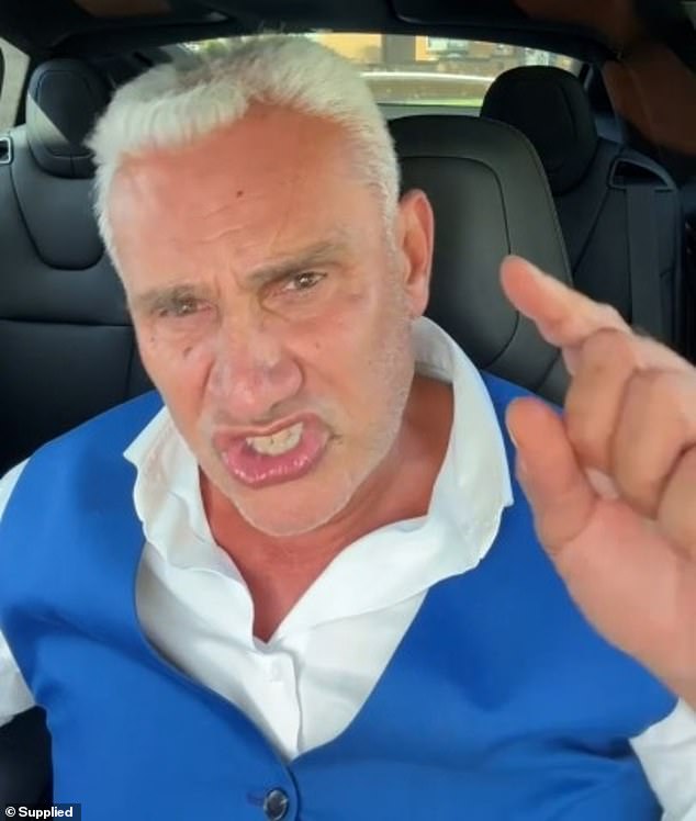 كشف توم بانوس، أحد بائعي المسلسل، عن ما حدث خلف الكواليس، وكشف أن الوكلاء ومقدمي العروض كانوا يعرفون بالفعل أن أسعار العقارات مبالغ فيها قبل بدء التصوير.