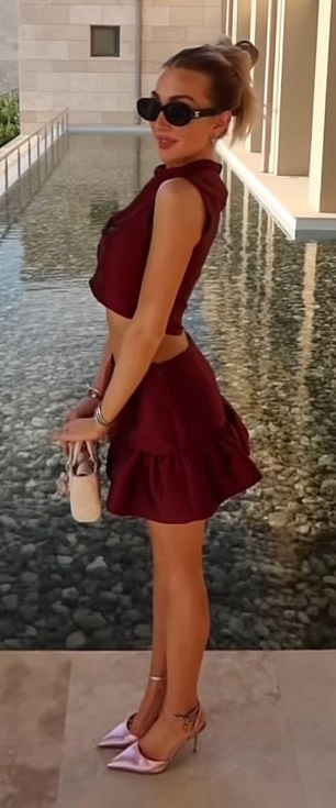 يمكن سماع صوت المغنية وهو يرشدها إلى ما يجب فعله بعد ذلك وهي تتجه بجسدها نحو الكاميرا في مقطع الفيديو القديم.