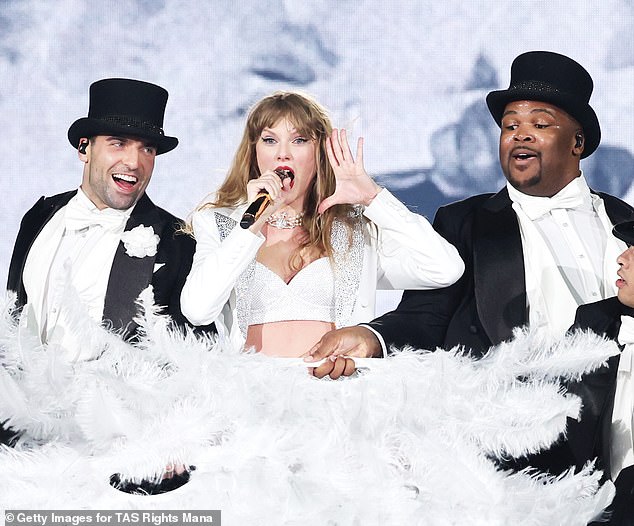 في الصورة على اليسار في مايو 2024: جان، التي عملت سابقًا كراقصة احتياطية لتايلور سويفت، لديها