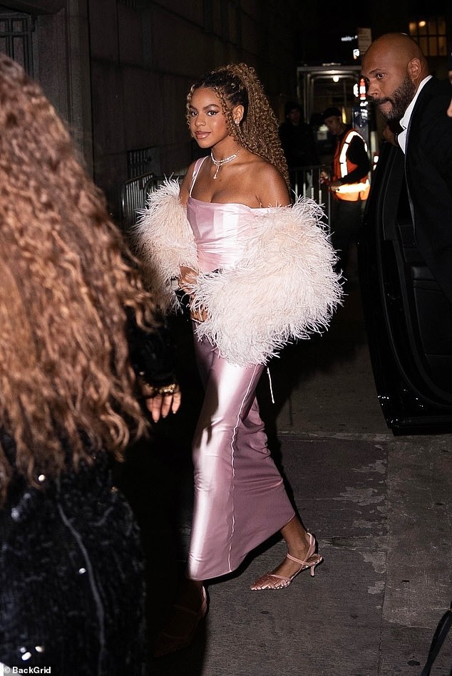 طفل نيبو البالغ من العمر 13 عامًا من Queen Bey و Jay-Z يتبختر داخل صندوق سرطان الدم / سرطان الغدد الليمفاوية الذي تم بيعه بالكامل وهو يرتدي ثوبًا ورديًا ومعطفًا مطابقًا من الريش وكعبًا صغيرًا منزلقًا