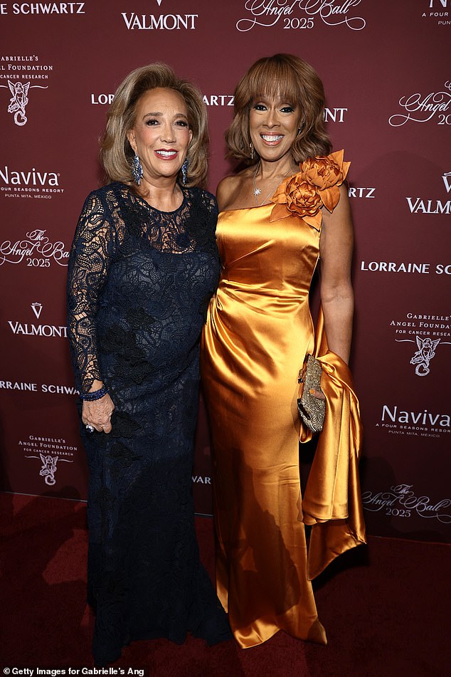 ظهرت سيدة الساعة - دينيس ريتش، مؤسسة مؤسسة Gabrielle's Angel Foundation - على السجادة الحمراء مع مديرها المختار بعناية، جايل كينج، مضيفة قناة CBS التي تحولت إلى