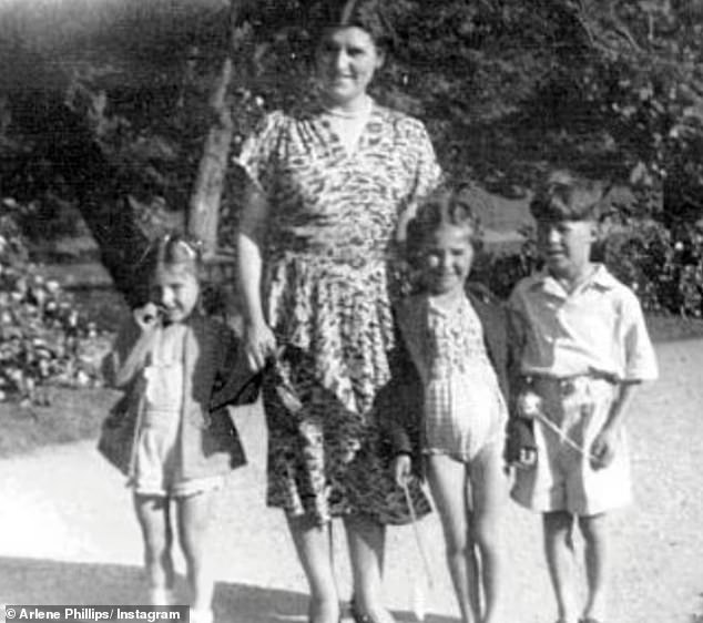 أرلين (الثانية من اليمين) في الصورة مع أختها الصغرى كارين، وشقيقها الأكبر إيان وأمي ريتا في عام 1948