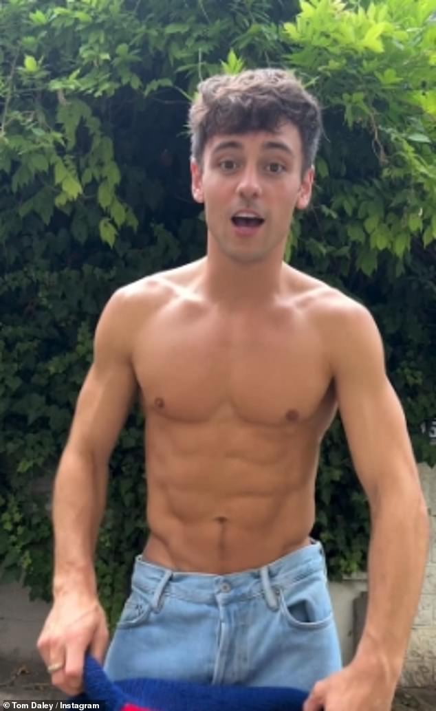 اعترف توم، الذي يمتلك عضلات بطن مثيرة للإعجاب، بأنه يجد الآن الذهاب إلى صالة الألعاب الرياضية