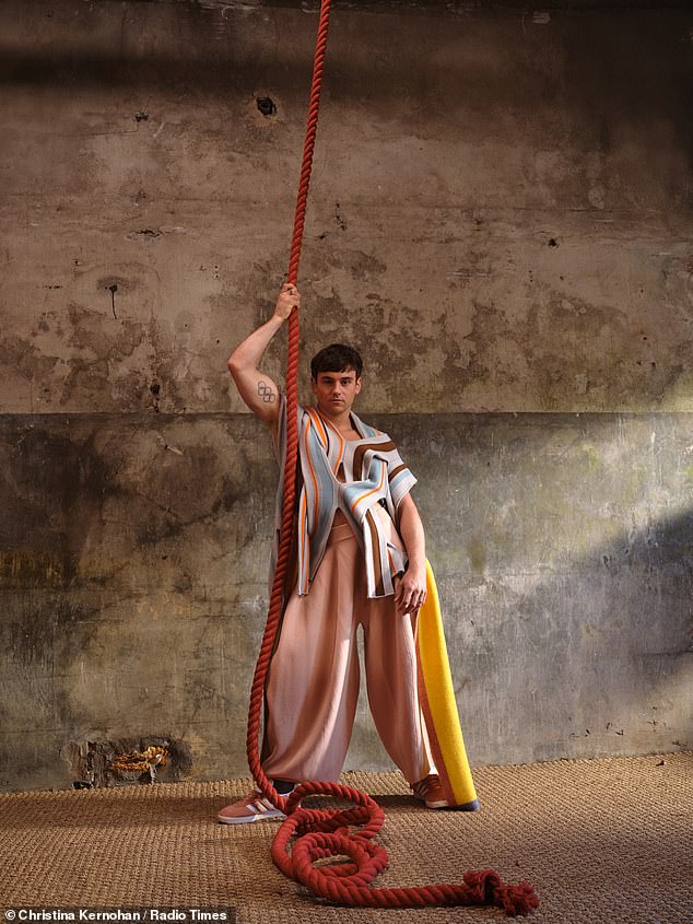 لقد كان وقتًا مظلمًا لأنه لم يكن لدي أي شخص لأتحدث معه حول هذا الموضوع. وأضاف أنه لم يكن من المفترض أن يتحدث الرجال عن اضطرابات الأكل لديهم في ذلك الوقت