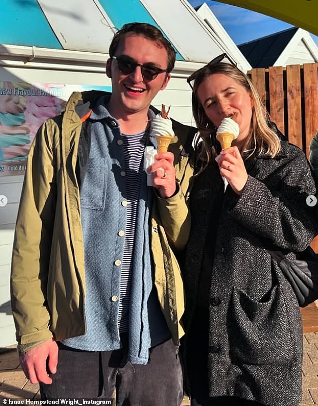 وقد استقر أيضًا مع زوجته الحالية مارثا كومرفورد، التي تعمل في فريق الاتصالات الرقمية في مجلس العموم.