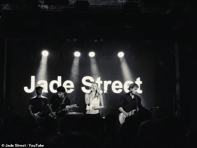 تحدث ثنائي الروك عن كيفية التعاون مع ابنة كريس مارتن في بيان صحفي مصاحب حيث قالوا: