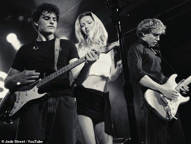 وفي نهاية المقطع، تظهر النجمة الطموحة قليلاً من شخصيتها حيث ترقص قليلاً قبل أن تشكر الجمهور في ختام الأغنية.