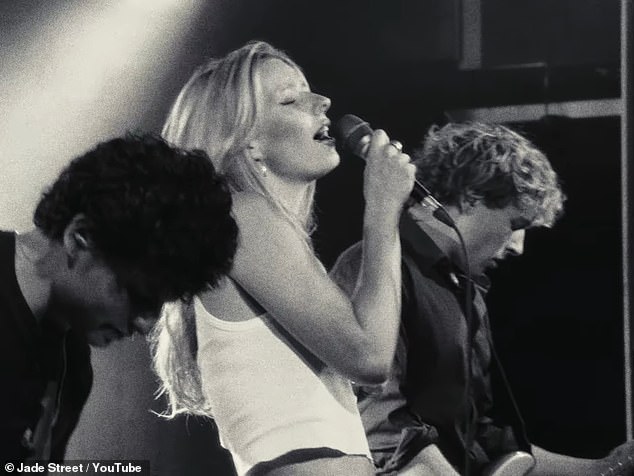 حاولت الطفلة نيبو البالغة من العمر 21 عامًا أن تسير على خطى والدها البالغ من العمر 48 عامًا، وهو مغني فرقة كولدبلاي، وهي تبدأ مسيرتها الموسيقية