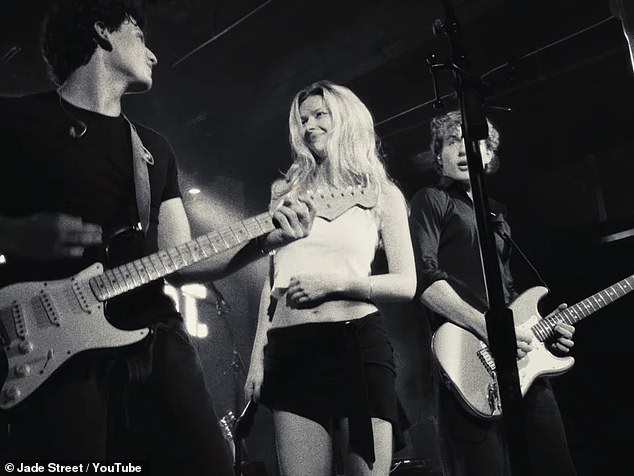 أسقطت شركة Apple الصور المرئية لأغنية Satellites المنفردة بالتعاون مع ثنائي موسيقى الروك المستقل Jade Street - المؤلف من Eli Meyuhas وZachary Zwelling - يوم الثلاثاء