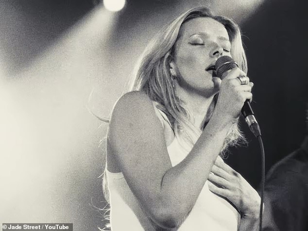 وفي الوقت نفسه، تضمنت الأغنية المتقلبة مقطع فيديو موسيقيًا متقلبًا تمامًا كما تم تصويره باللونين الأبيض والأسود في حفلها الأول في ناشفيل الأسبوع الماضي حيث تعرضت لانتقادات بسبب غناءها.