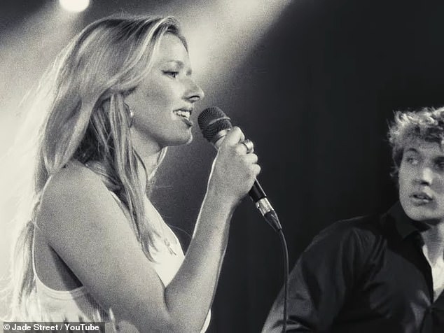 ومع ذلك، لم يكن من الممكن سماع غنائها المباشر في المقطع، حيث تم تشغيل نسخة الاستوديو من الأغنية بينما تقول الجوقة: