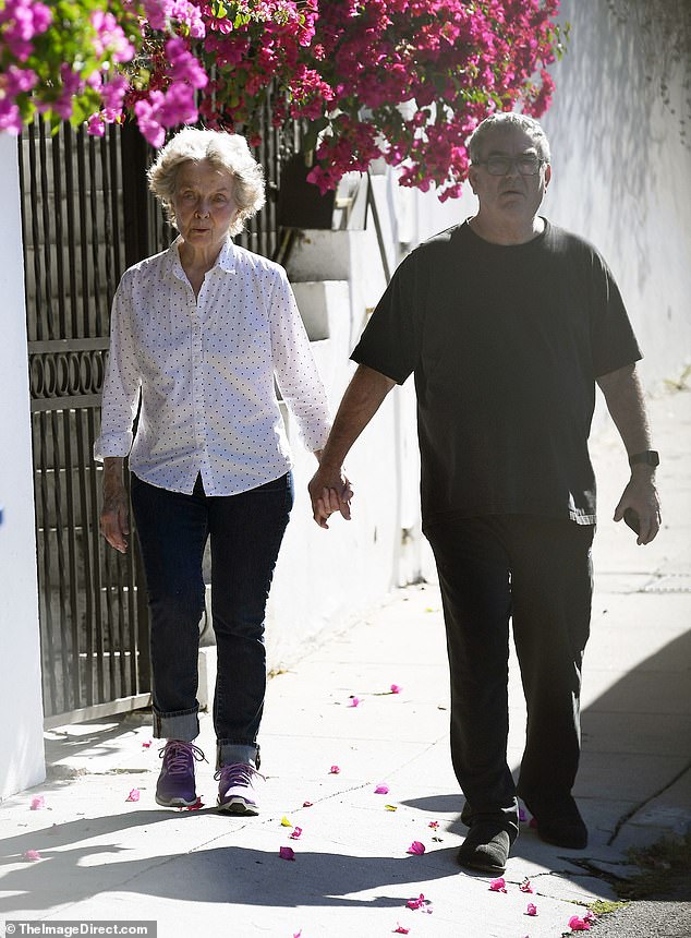 ظهرت غريس لأول مرة في الدراما التي تقودها سالي فيلد في مكان العمل نورما راي