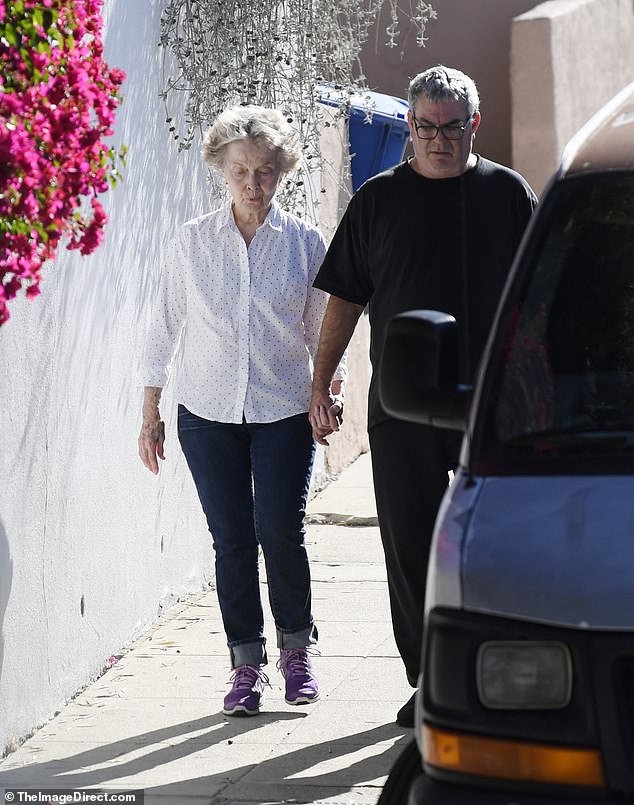 سبق لها أن نسبت الفضل في مسيرتها المهنية الطويلة في صناعة تمنح الشباب إلى توقيت انتقالها إلى هوليوود وتوظيف وكيل لها.