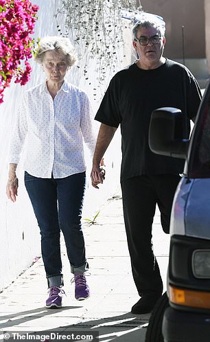 استمتع الثنائي بطقس الخريف المنعش