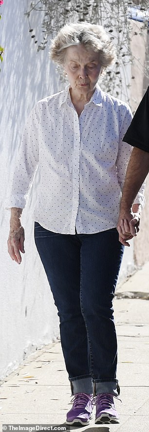 ظهرت غريس لأول مرة في الدراما التي تقودها سالي فيلد في مكان العمل نورما راي