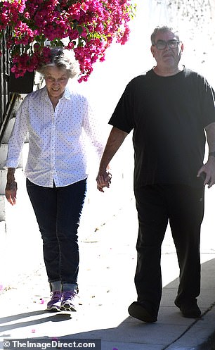 ارتدت أيقونة التلفزيون قميصًا أبيض منقطًا أنيقًا وجينزًا وأحذية رياضية أرجوانية