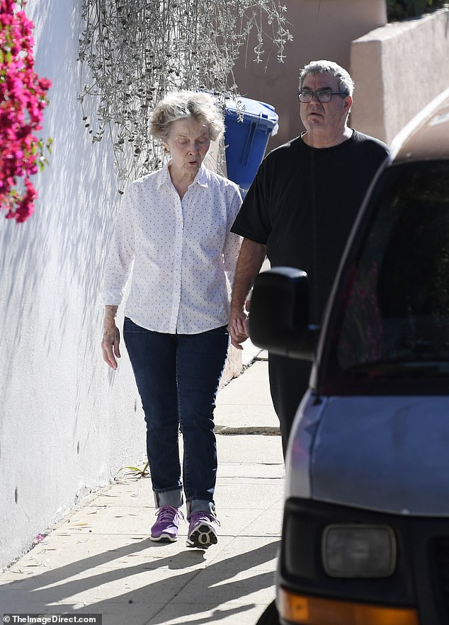 كما صورت سارة بالمر في الفيديو الموسيقي لعام 2020 لـ Grouplove، الشباب