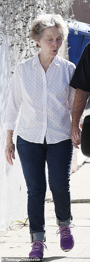 وبدت الممثلة مسترخية وفي حالة معنوية جيدة أثناء نزهة تحت أشعة الشمس