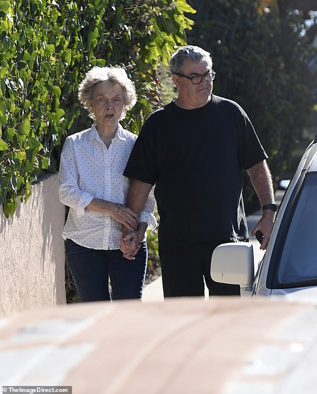 أمسكت غريس بيد صديقها أثناء سيرهما على الرصيف