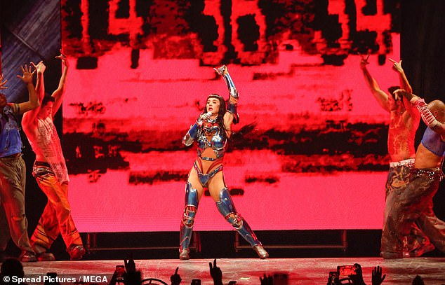 وهناك خطط لرؤية المزيد من بعضها البعض في الشهر المقبل بينما تواصل جولتها مدى الحياة. وقال مصدر لصحيفة ديلي ميل: