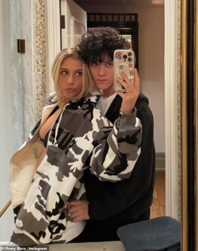 أكدت عارضة الأزياء والمغنية رومي علاقتها الرومانسية بسلسلة من الصور المفعمة بالحيوية لها ومايلز في لندن