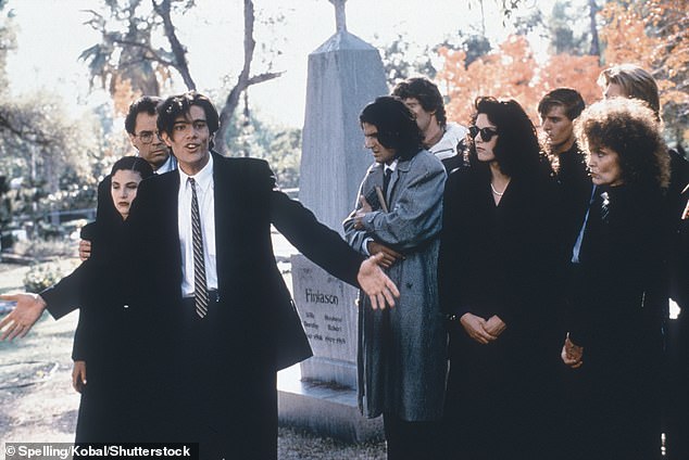 تم إنشاء Twin Peaks بواسطة Lynch وMark Frost وتم بثه لمدة عام واحد فقط