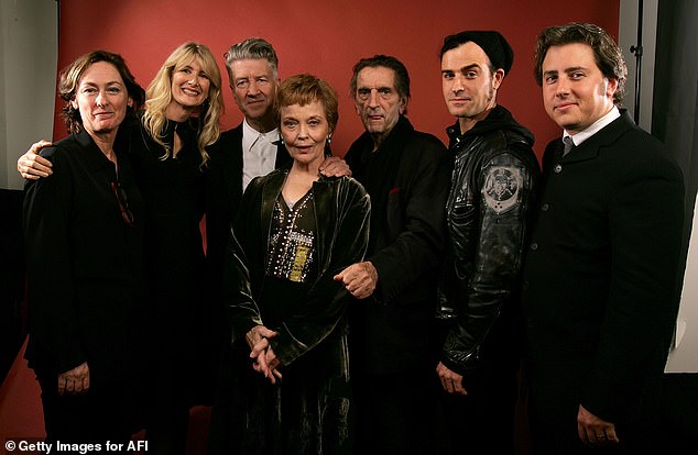 غريس في الصورة مع الراحل لينش في عام 2006