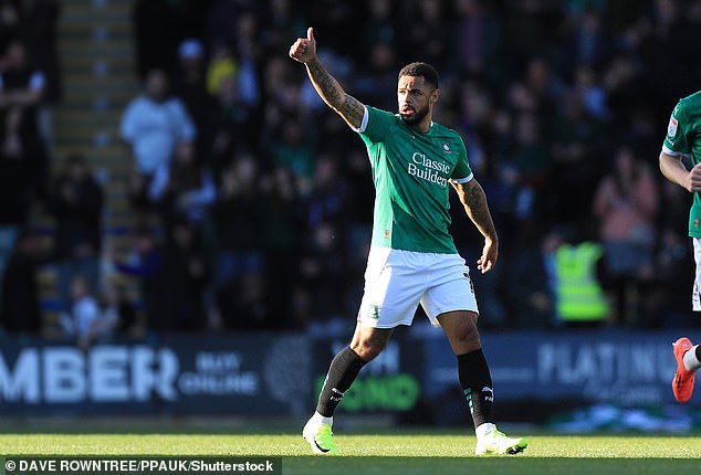 يلعب أندريه حاليًا في نادي فاتح كاراجومروك التركي، مما يعني أنه يقضي فترات طويلة بعيدًا عن منزل عائلته في المملكة المتحدة (في الصورة العام الماضي)