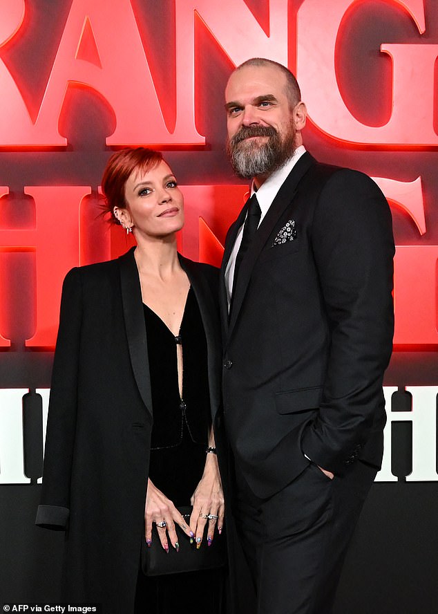 انفصل المغني البالغ من العمر 40 عامًا وممثل The Stranger Things، 50 عامًا، في ديسمبر 2024 بعد أربع سنوات من الزواج (في الصورة عام 2023)