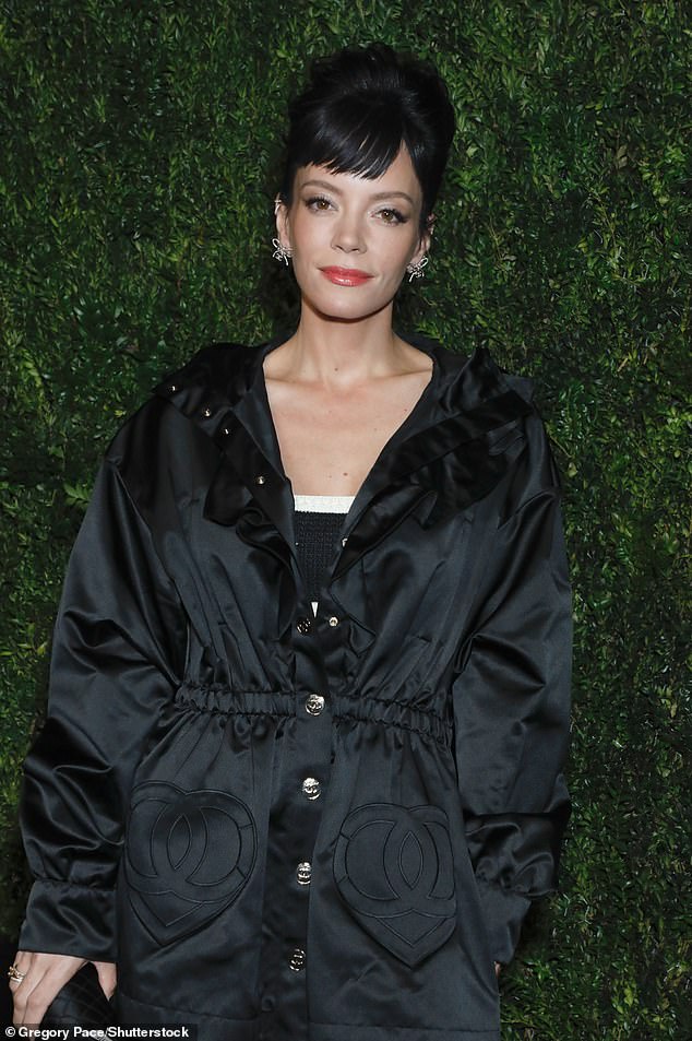 لقد تحدثت أيضًا عن التنقل عبر الإنترنت في المواعدة أثناء التعافي من حسرة القلب، معترفة: