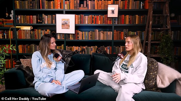 في يوليو، كشفت كوبر في إحدى الحلقات أن صديقة طفولتها المفضلة، لارين مكمولن (يسار)، كانت تنتج برنامج Call Her Daddy على مدار السنوات الأربع الماضية.