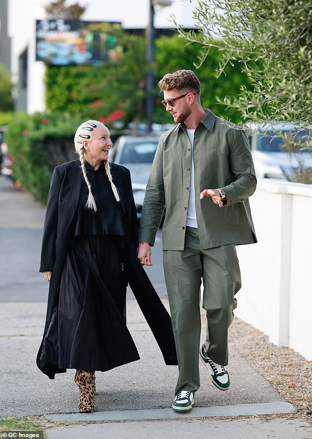 تم تصوير سيا مع نجم الواقع هاري جوسي أثناء مغادرتهما مطعم Ca Del Sole في 19 يوليو في لوس أنجلوس.