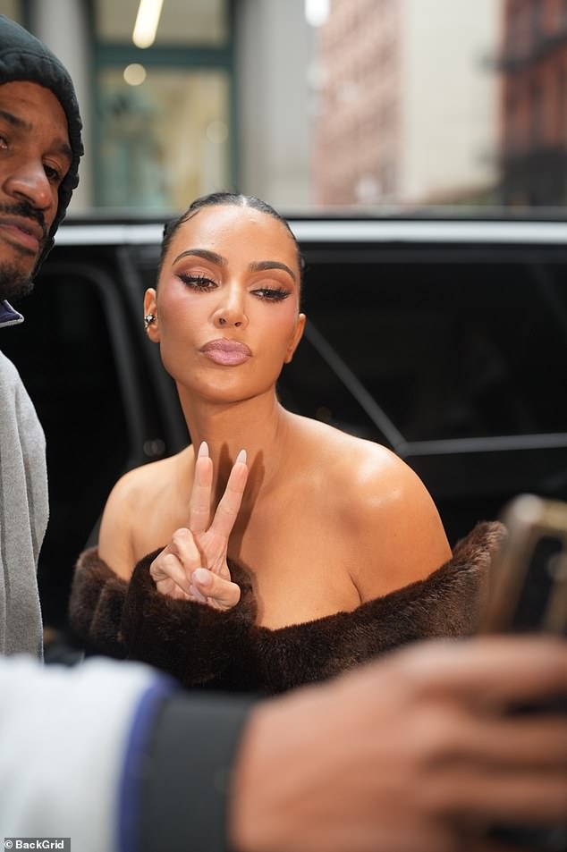 قامت فنانة المكياج أرييل تيجادا بتحديد بشرة كارداشيان البرونزية بالكامل أثناء التقاط صور سيلفي مع معجبيها في نيويورك في الشارع.