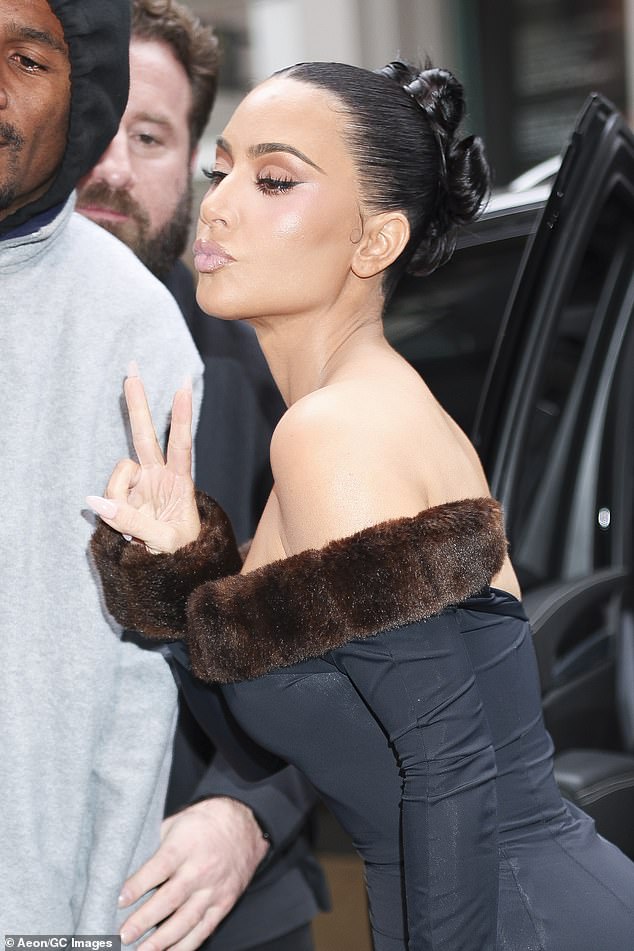 ومن أجل اجتياز الاختبار، سيتعين على كيم أن يسجل ما لا يقل عن 1390 من أصل 2000 في الاختبار، وقد نجح 55.9% فقط من المتقدمين البالغ عددهم 3886 في فبراير.