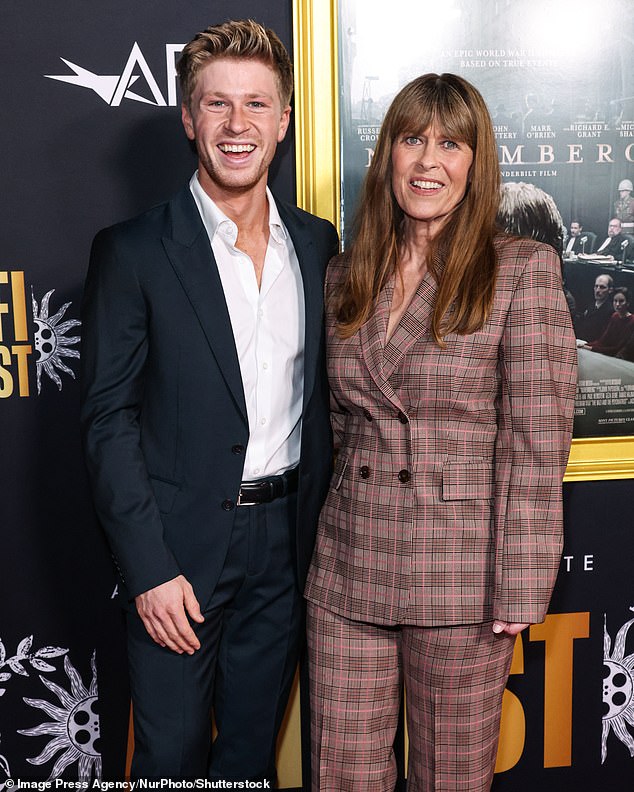 أثارت التقارير التي تتحدث عن حبيب روبرت الجديد (يسارًا) نقاشًا عبر الإنترنت حول كيفية رد فعل والدته الشهيرة تيري (يمين) على الموقف