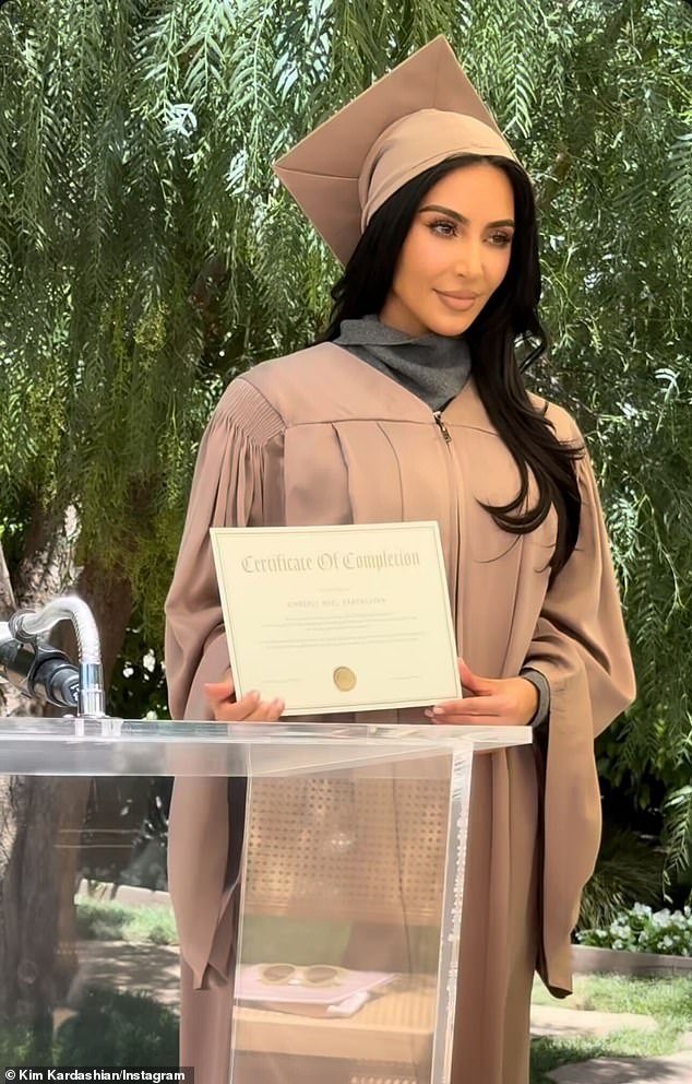 وفي 21 مايو، أكملت كارداشيان برنامج الدراسة في مكتب المحاماة في كاليفورنيا بعد أربع سنوات من اجتيازها اختبار