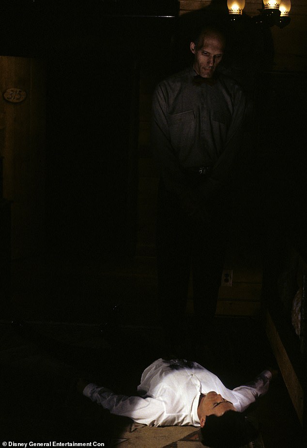 تم تقديم شخصيته The Giant في العرض الأول للموسم الثاني من Twin Peaks في عام 1990. وكان جزءًا من رؤية قريبة من الموت كانت لدى شخصية كايل ماكلاشلان بعد إطلاق النار عليه (في الصورة)