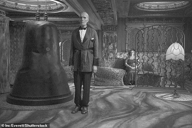 تشتهر Struycken أيضًا بلعب دور Giant on Twin Peaks (1990-91) وسلسلة إحياءها Twin Peaks: The Return (2017؛ في الصورة)
