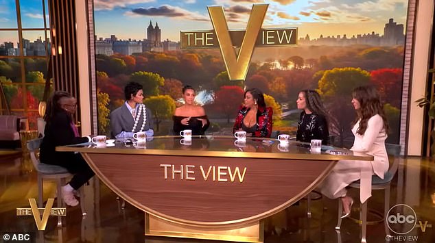 قبل ساعات، انضمت نجمة منتجة The Kardashians إلى زملائها في فريق All's Fair Niecy Nash-Betts وTeyana Taylor في برنامج The View على قناة ABC حيث طلبت الصلاة لاجتياز امتحان نقابة المحامين في ولاية كاليفورنيا.