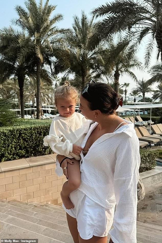 وفي الوقت نفسه، التقطت طلقة أخرى شقيقتها زوي أثناء قيامها بواجبات خالتها، وهي تسير مع بامبي بين ذراعيها