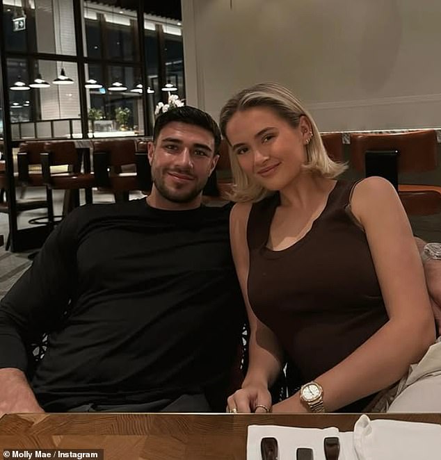 تمثل إجازة مولي ماي المشمسة الأحدث في العديد من الرحلات الفاخرة للخارج للنجمة، بدءًا من التزلج في منتجع سانت موريتز السويسري، واستراحات المدينة في بودابست، وزيارتين أخريين إلى دبي.