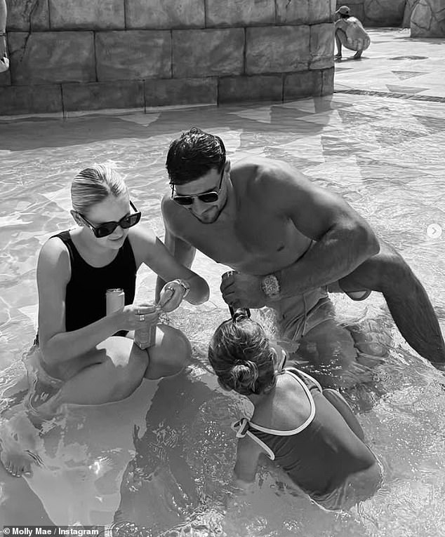 توجه نجم Love Island السابق، البالغ من العمر 26 عامًا، والذي سافر إلى المدينة الإماراتية للمرة الثالثة هذا العام، إلى Instagram لمشاركة سلسلة من لقطات العطلة الرائعة مع صديقها تومي فيوري، البالغ من العمر 26 عامًا أيضًا، وابنتهما بامبي، البالغة من العمر عامين