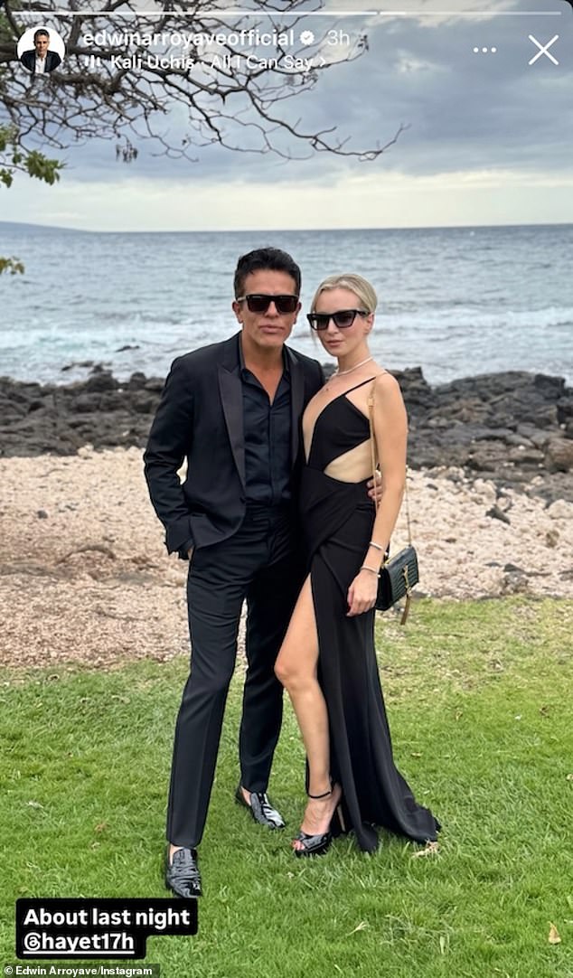 انتقل Arroyave إلى قصصه على Instagram يوم الاثنين لمشاركة صورة وهو يبتسم ابتسامة مبهجة بجوار امرأة ترتدي ثوبًا أسود مع خط عنق عميق من الأمام