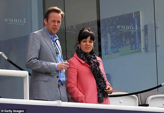 اعترفت ليلي بخيانتها لزوجها الأول، سام كوبر، مع مرافقات أثناء قيامها بجولة