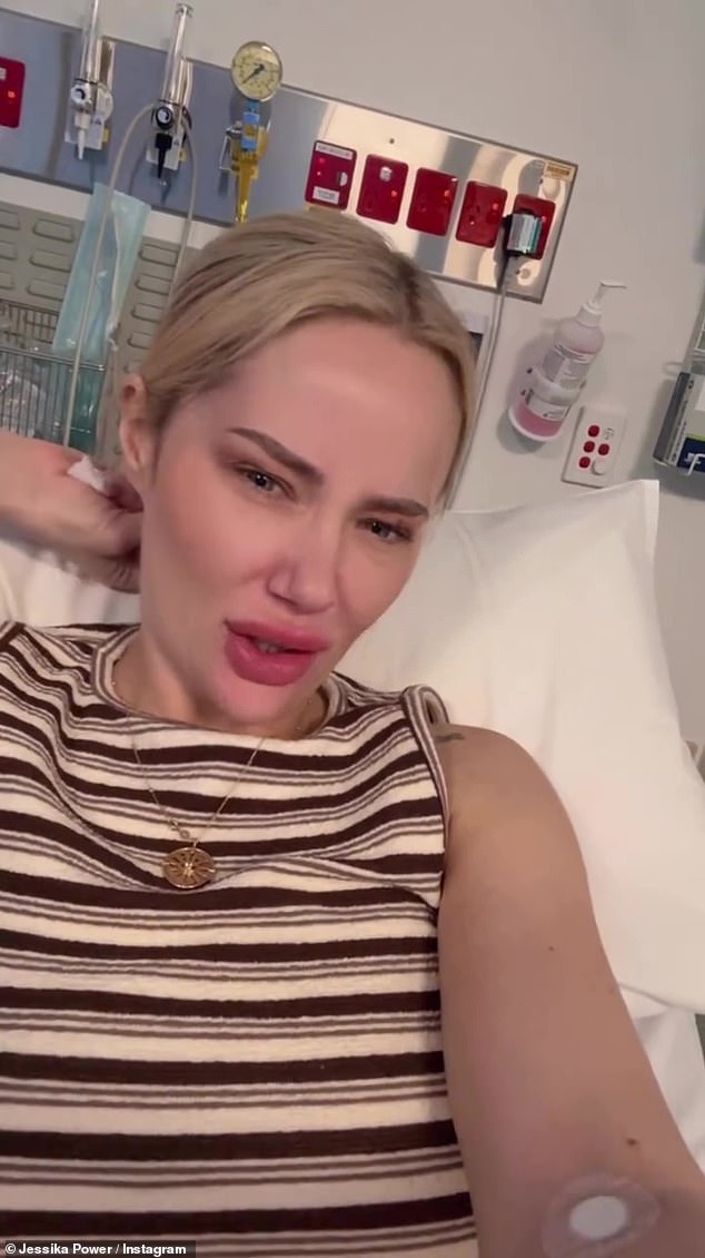 اعترفت جيسيكا، التي بدت متعبة ولكن بروح الدعابة، بأنها لا تعرف ما الذي يحدث لحالتها ولكنها كانت تخضع لاختبارات