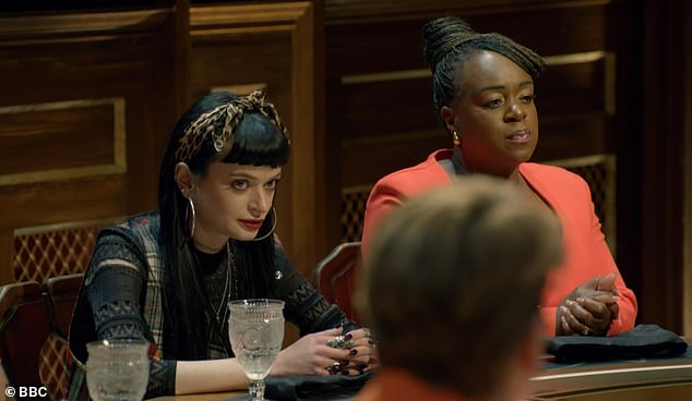 وتأتي المقابلة الجديدة بعد أن انتقدت روث (يسار) ووصفت جوناثان بأنه 