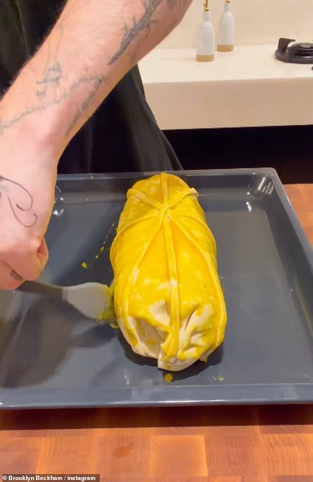 بالنسبة للجزء الفني، قامت بروكلين بعد ذلك بتغليف الطبق في العجينة وإضافة بيضة مغسولة فوقها قبل وضع الخليط في الفرن