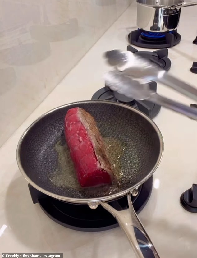 قام الابن الأكبر لديفيد وفيكتوريا بتقطيع الفطر وقليه قبل وضع لحم البقر في المقلاة وتغطيته بخردل ديجون